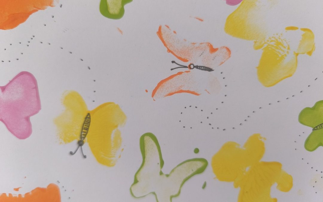 Letní tvoření s dětmi: Razítkujeme motýlky z pěnového papíru